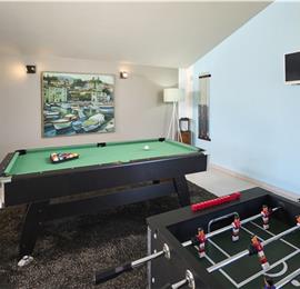 4 Bedroom Luxury Villa Retreat with Heated Infinity Pool near Buje, Sleeps 8-10